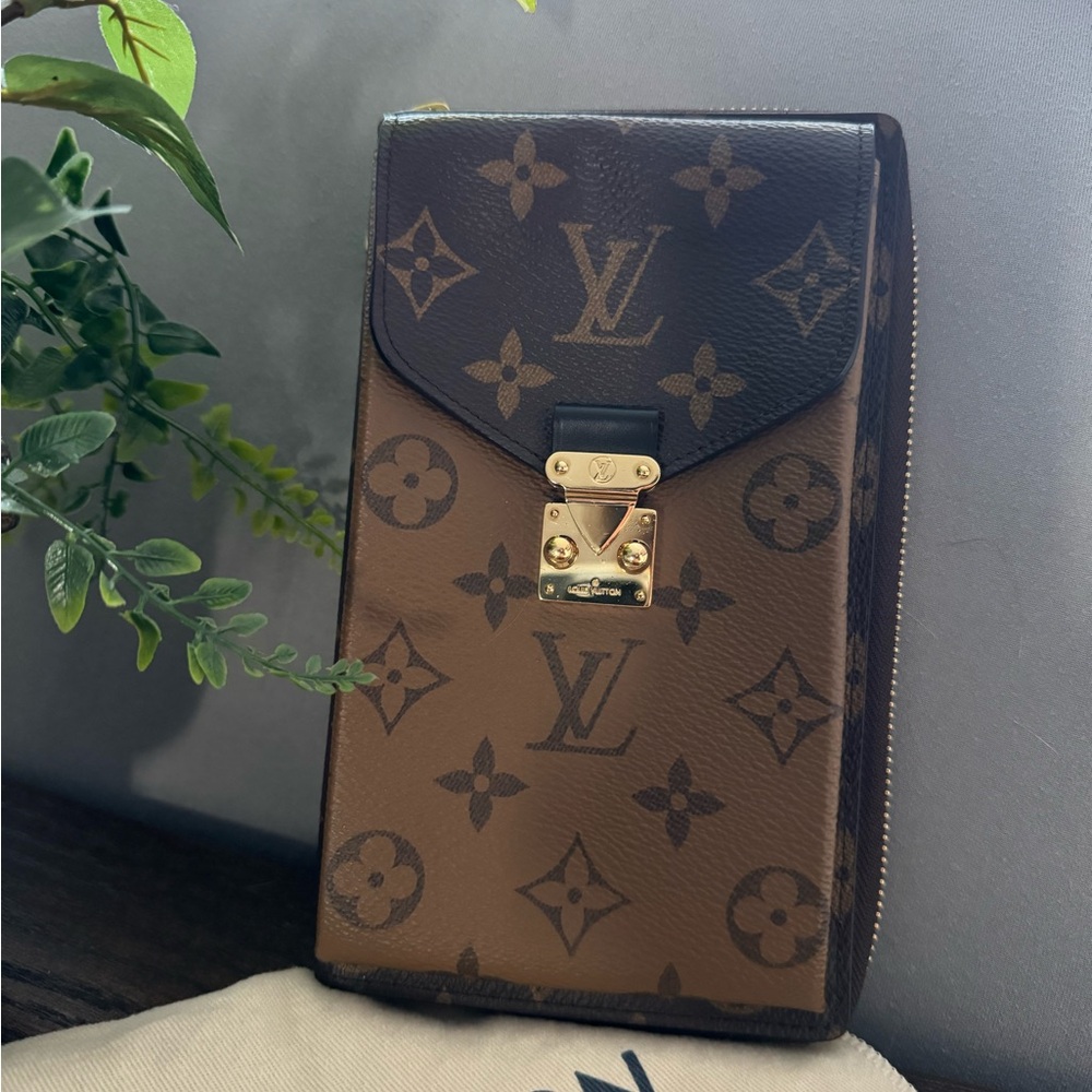 Reverse Monogram Vertical Wallet - on chain - Picture 2 of 14